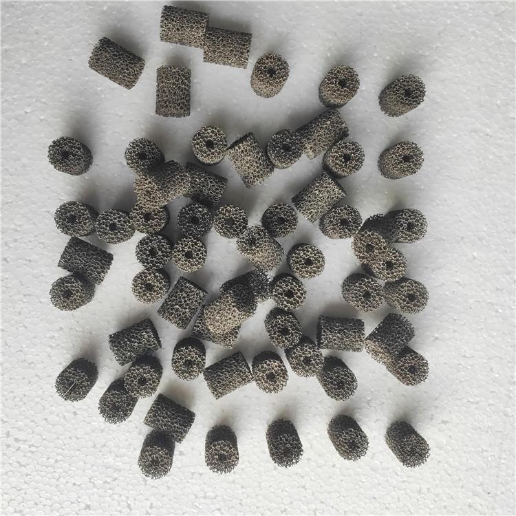 泡沫铁镍耐高温1100度以上，耐各种酸碱腐蚀，孔隙结构均匀、加热传热快。