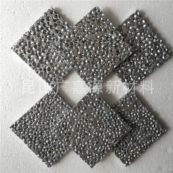 泡沫铝材料为基材，可进行单面或双面复合，层间采用高温热压粘接或常温复合。